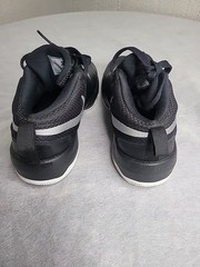 NIKE TEAM HUSTLE D8 YOUTH SIZE 5.5Y BASKETBALL SHOE BLACK/SILVER PRE-OWNED
