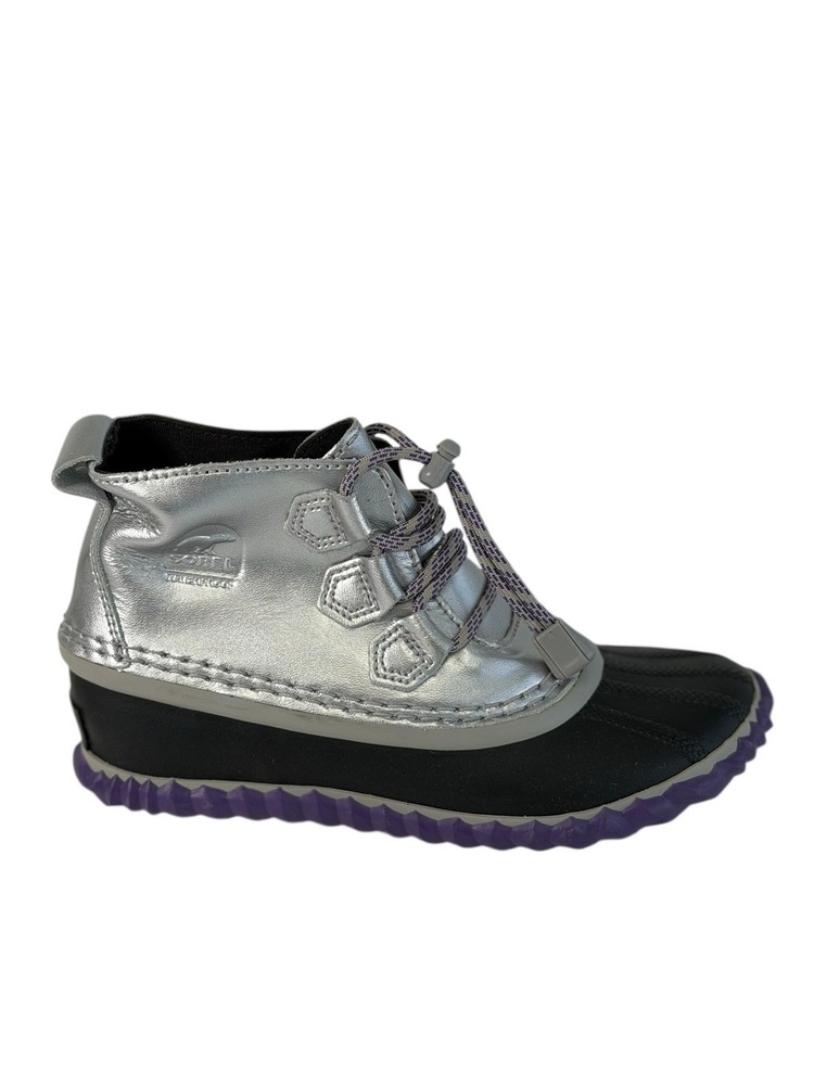 Sorel Youth Out n About Plus Metallic Silver, Black With Purple Boots Size 1 Y