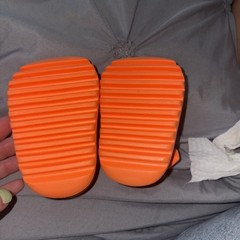 adidas Yeezy Slide „Enflame Orange“ Infants Size 3k US used summer