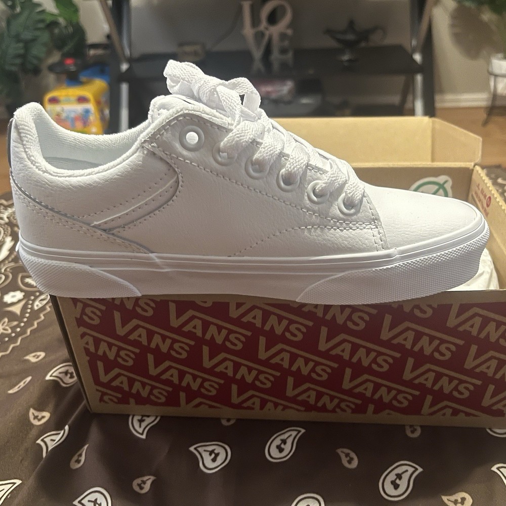 VANS Unisex Kids White Low Top Lace-Up Sneakers Round Toe US 5.5 New Box