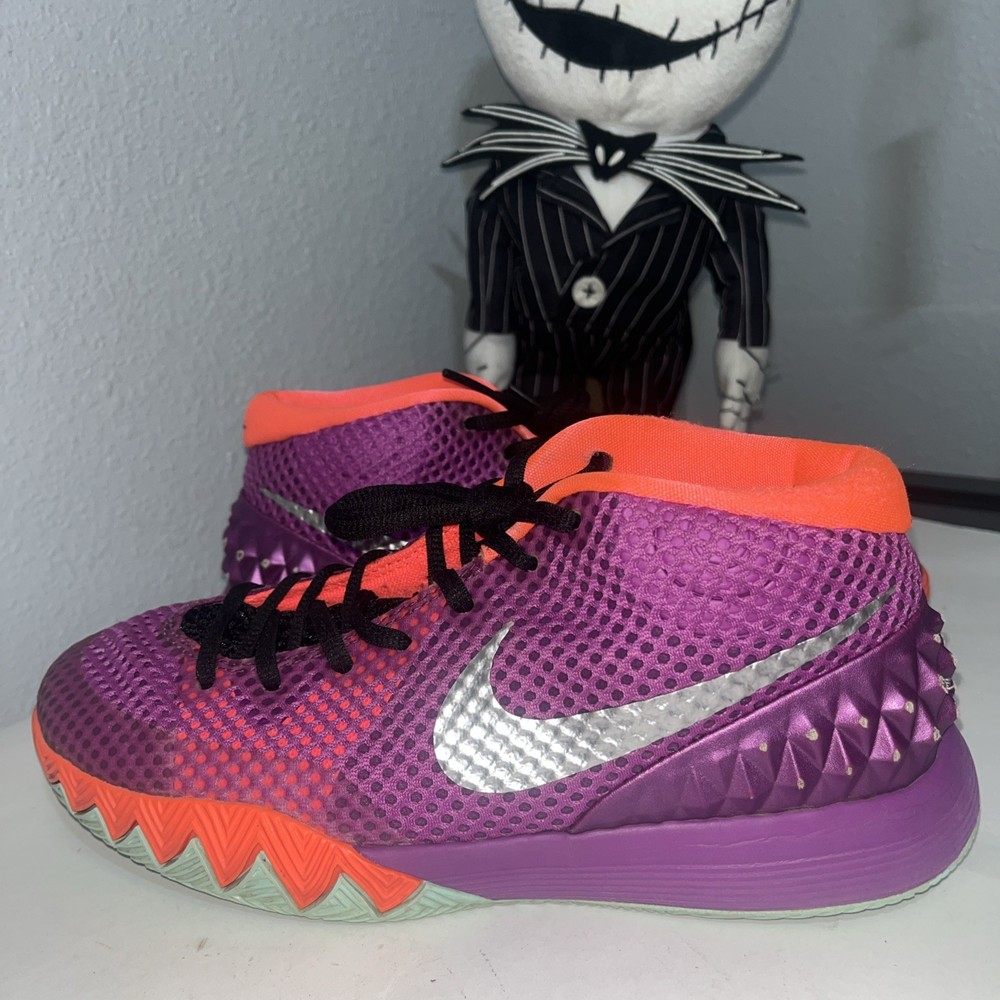 🔥NIKE KYRIE 1 (GS) BERRY METALLIC SILVER ATHLETIC SHOE – #717219-508 – SIZE 6Y