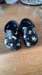 Crocs Kids‘ Classic Glow Space Clogs black base with glow-in-the-dark sleper