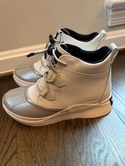 Sorel Out N About Waterproof Booties white silver Youth Sz 6 NWT