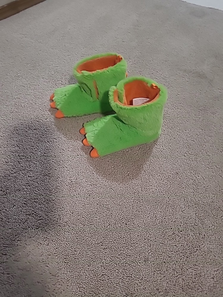 Wonder nation dinosaur slippers size 7 to 8