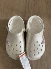 crocs butter fly sparkle shaker clog. Kid size C11 and J3