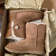 [1017400K-CHE] Kids UGG K BAILEY BUTTON II Size 6 EUC Box Chestnut
