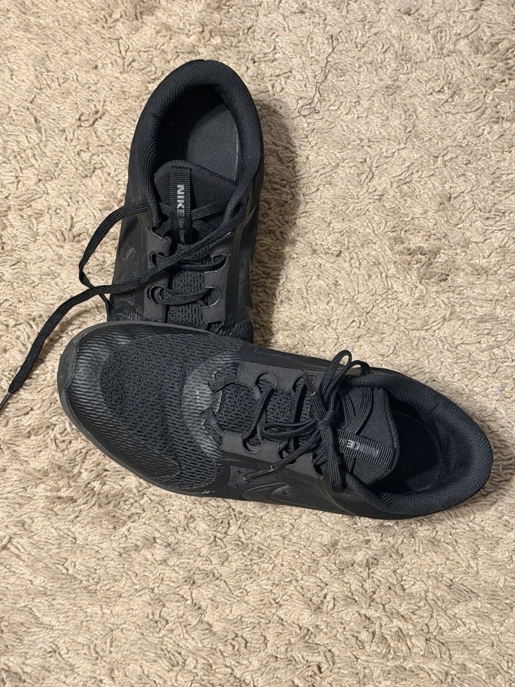 Nike Star Runner ‚Triple Black‘ Size 6.5 Y EUC
