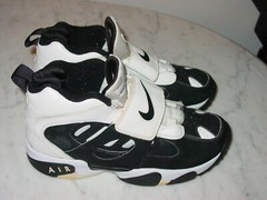 2011 Nike Air Diamond Turf 2 White/Black Youth Shoes! Size 7Y Sold As Is!