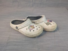 Crocs Kids Juniors Size J2 White Lined faux fur Padded Clogs slip On With Charms