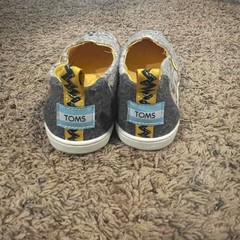 TOMS Kids Shoes Peanuts Snoopy Comic Strip Slip On Flats Size 1 Felt Loafer
