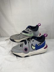 Size 6.5 Y Nike Team Hustle D11 SE