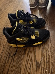 ￼ Nike Air Jordan 4 Retro „Thunder“ sneakers Size 7y