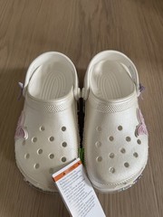 crocs butter fly sparkle shaker clog. Kid size C11 and J3