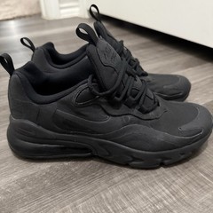 Nike Air Max 270 React „GS“ Running Shoe Triple Black BQ0103-004 Sz 5.5Y-7Wmns