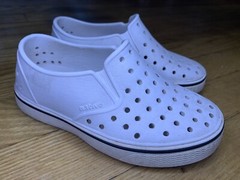 NATIVE miles child slip on size 4 shell white