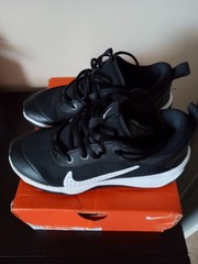 Nike Omni Multi Court GS Size 3.5 Y Black !!