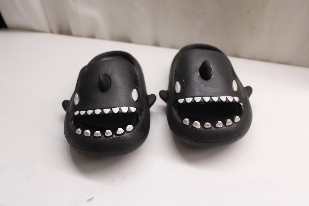 GRUPO CHAMPION Unisex Kids black „shark slides“ made from EVA foam US12.5 Eur30