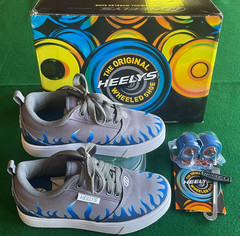 Heelys Pro 20 Prints Original Wheeled Shoe, Youth Size 2, Gray w/ Blue Flames