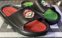SUPER MARIO BROS & LUIGI Comfort Slides Sandals Youth Size 5 New