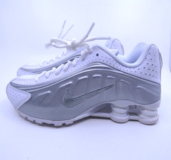Nike Shox R4 ‚White Metallic Silver‘ 2025 (GS) Sneakers CW2626-101 Sz 6.5 Y