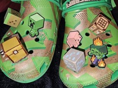 REDUCED – Minecraft Crocs Size 4 3D Game blocks Limited Edition L