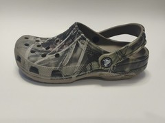 CROCS Classic Real Tree Camouflage Clogs, Kids Size: J3 (Foot Length 8.5″)