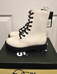 Art Class Cream Khari Lace-Up combat Boots Girls Size 13 New in Box. Zip up side