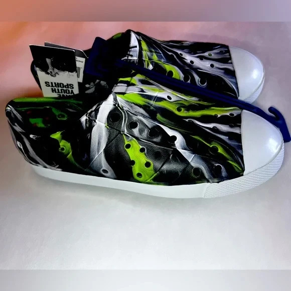 NWT Youth DSG (Dick’s Sporting Goods)Water shoes Gray, White and Green size 2.5Y