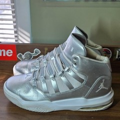 Nike Air Jordan Max Aura SE In Silver Metallic 7y