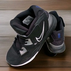 Nike Kyrie Infinity Black Metallic Silver Athletic Shoes Yth sz 2 1/2 Basketball