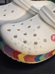 Crocs Kids Classic White Rainbow Chevron Clogs J6. Pre-owned With Marks