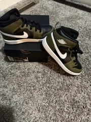 Jordan 1 Mid (ps) Black /white – Medium Olive Kids Size 1 Y has original box