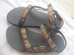 Big Kids Size 5 Teva Original Universal Sandal – Black Pink Yellow Blue