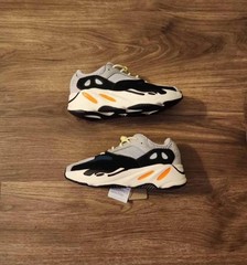 YEEZY BOOST 700 KIDS ‚WAVE RUNNERSOLID GREY/CHALK WHITE/ CORE BLACKFU9005S
