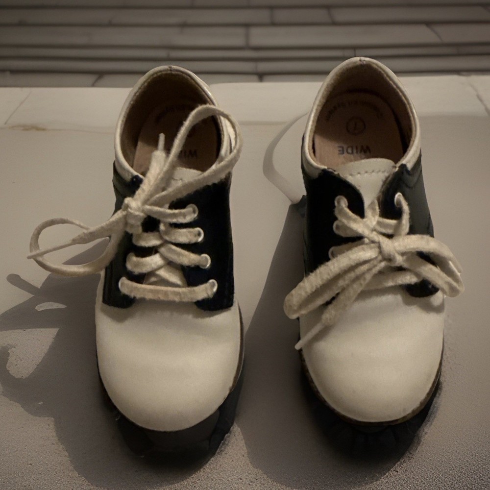 Footmates Cheer 8401 Saddle Shoes Navy Blue & White Child’s Lace Up Sz. 7 EUC