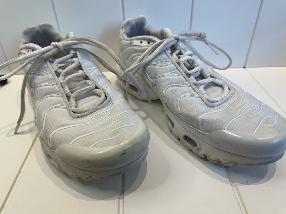 Nike Air Max Plus (GS) triple White Metallic Silver CW7044-100 Youth Size 7y