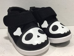 Ikiki Skull & Crossbones Squeaky Toddler Shoes Size 3 Black/White M01171 EUC