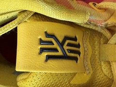 Nike Kyrie 4’70s DecadesPack Amarillo Irving943806-700 Youth 7/Women’s 8.5