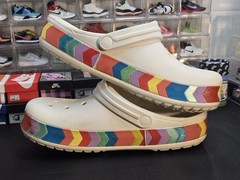 Crocs Kids Classic White Rainbow Chevron Clogs J6. Pre-owned With Marks