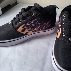 HEELYS PRO 20 FIRE GRADE SCHOOL LIFESTYLE SHOES Size 2 Youth Brand New No Wheels