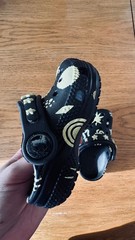 Crocs Kids‘ Classic Glow Space Clogs black base with glow-in-the-dark sleper