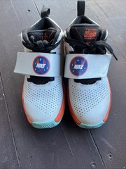 Size 10.5c. Nike Team Hustle D8