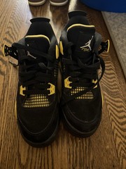 ￼ Nike Air Jordan 4 Retro „Thunder“ sneakers Size 7y