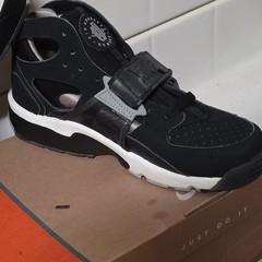Nike Air Huarache Black Silver Size 6Y VINTAGE 2001 „VERY RARE“ NOS Display Pair