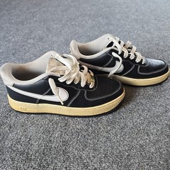 Nike Air Force 1 ‚White Stitching‘ Black Sneaker No Insoles Size 6Y DB1560-001