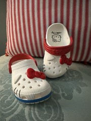 CROCS x HELLO KITTY Size 6 C Classic Clogs 50th Anniversary 2024 Toddler EEUC