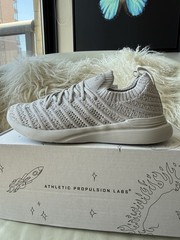 NIB, Ret $119, APL TechLoom Wave Youth Sneakers (Size 1/ EUR 32)
