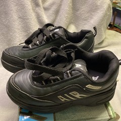 Air Wave Size 3 Wheel Roller Shoes, Black and Green, New In Box