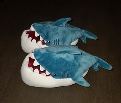 NEW KIDS CAT & JACK PLUSH SOFT SHARK SLIPPERS SIZE L 4/5