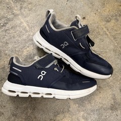 On Cloud Play ‘Midnight White’ Unisex Kids Size 2 3KD11430692 *DISTRESSED*